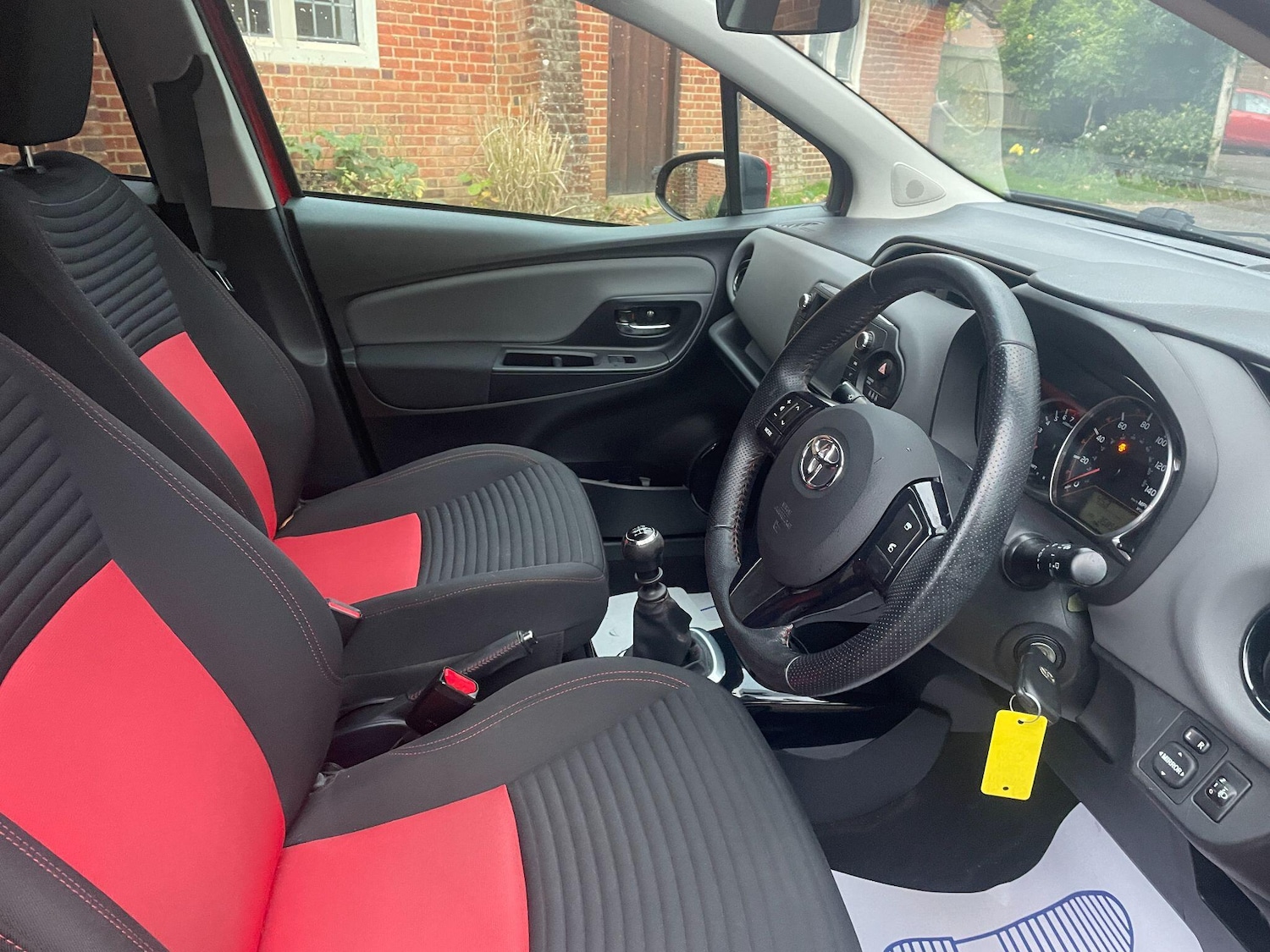 Used Toyota Yaris 2015 for sale - 76991352: Photo 2