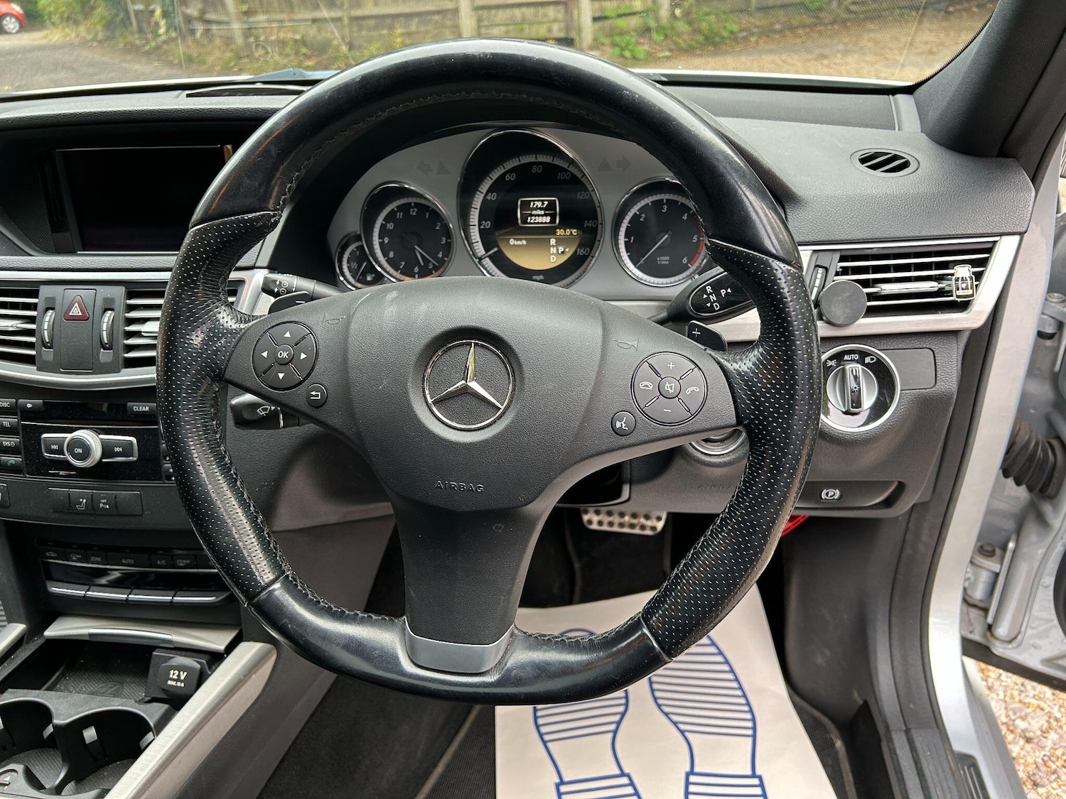 Used Mercedes-Benz E Class 2011 for sale - 76987975: Photo 6