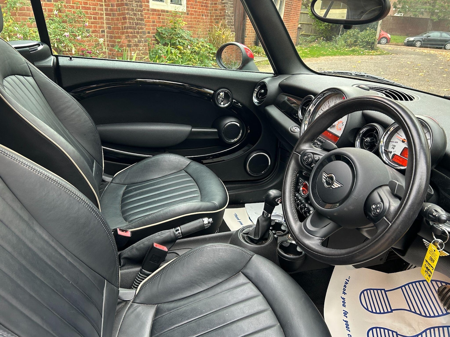 Used MINI Convertible 2011 for sale - 76995182: Photo 2