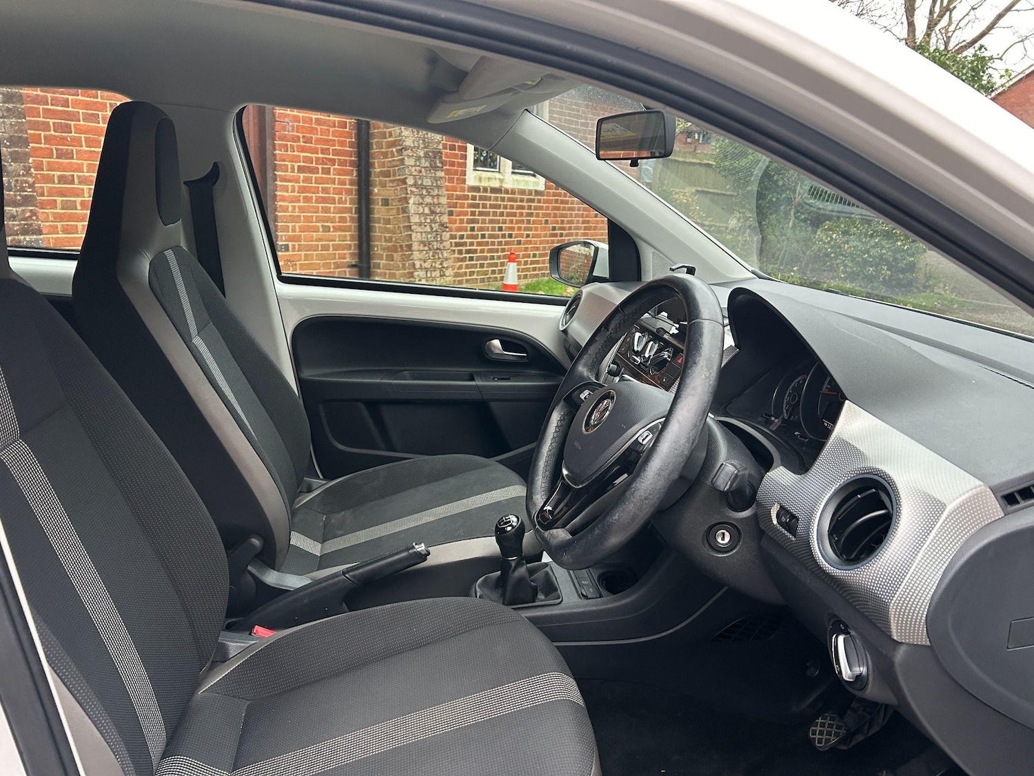 Used Volkswagen up! 2017 for sale - 76239707: Photo 2