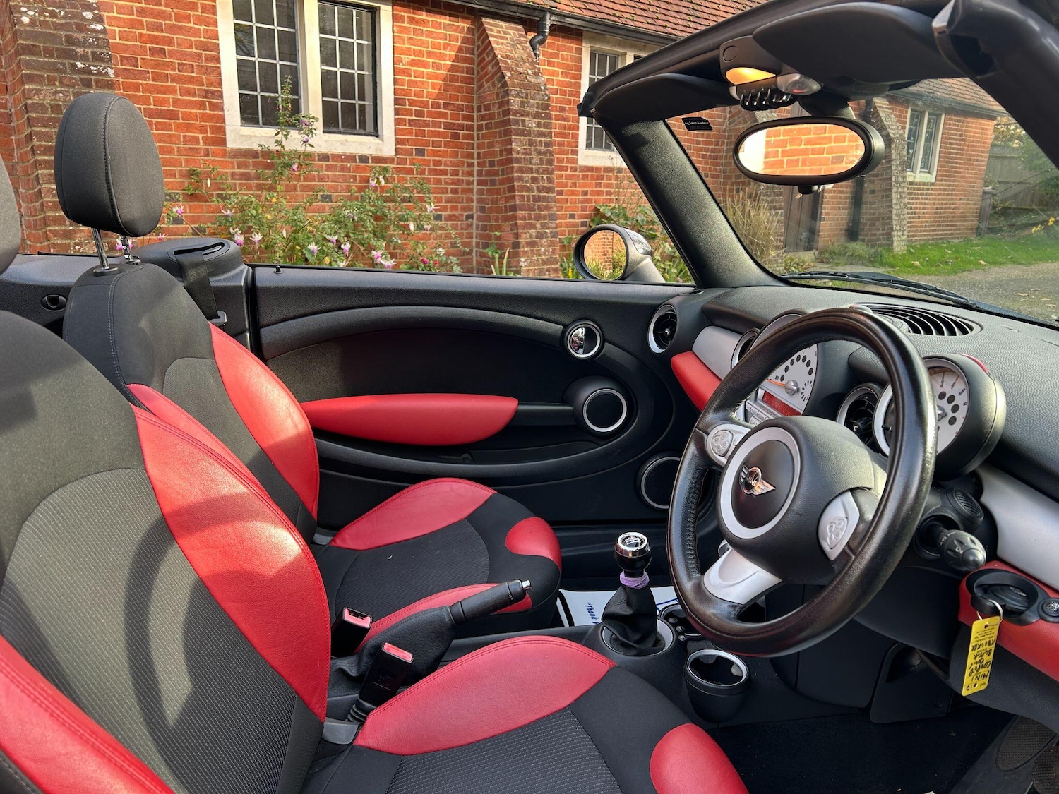 Used MINI Convertible 2010 for sale - 76562035: Photo 2