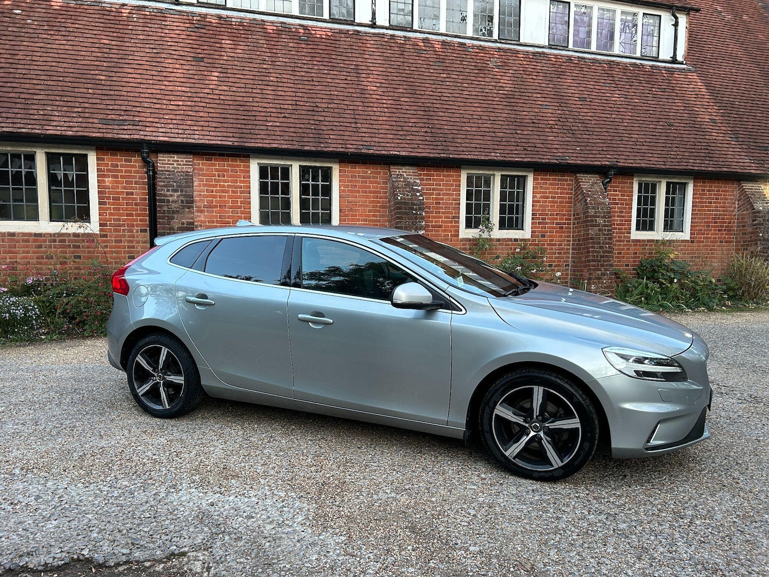 Used Volvo V40 2017 for sale - 76398824: Photo 1