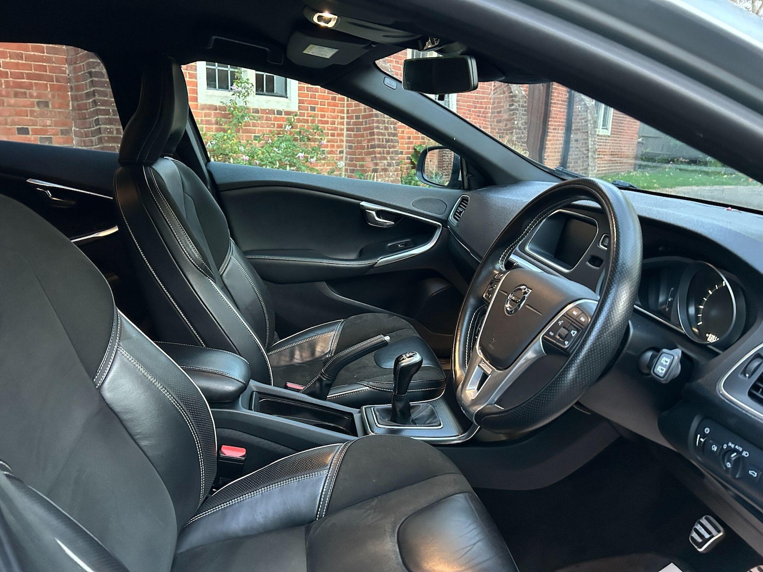 Used Volvo V40 2017 for sale - 76398824: Photo 2