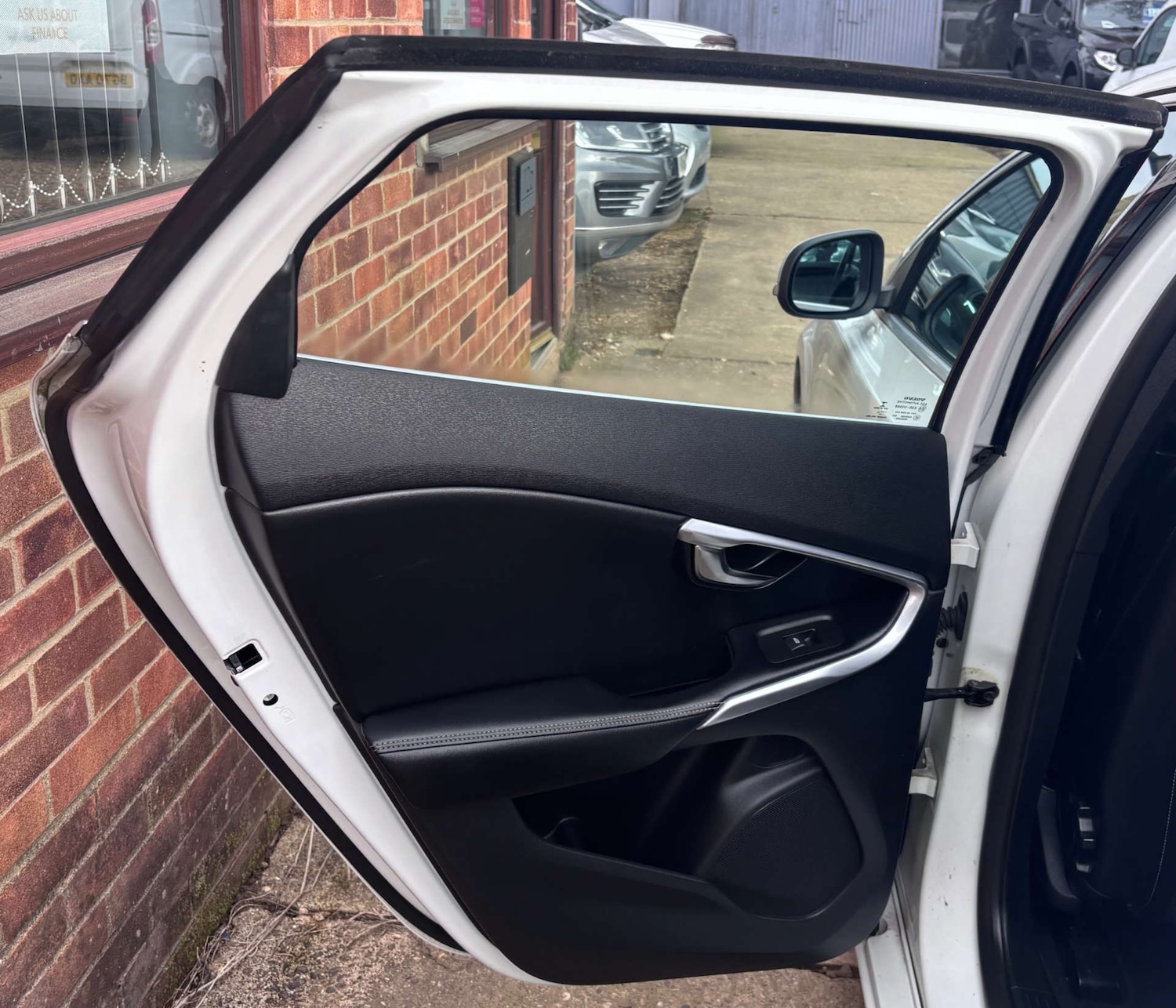 Used Volvo V40 2015 for sale - 77647615: Photo 27