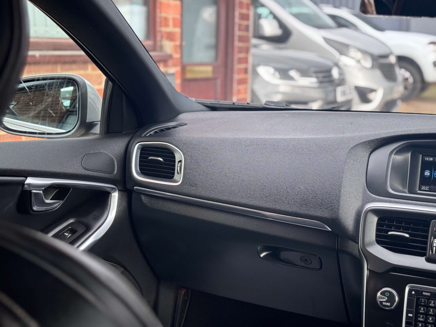 Used Volvo V40 2015 for sale - 77647615: Photo 35