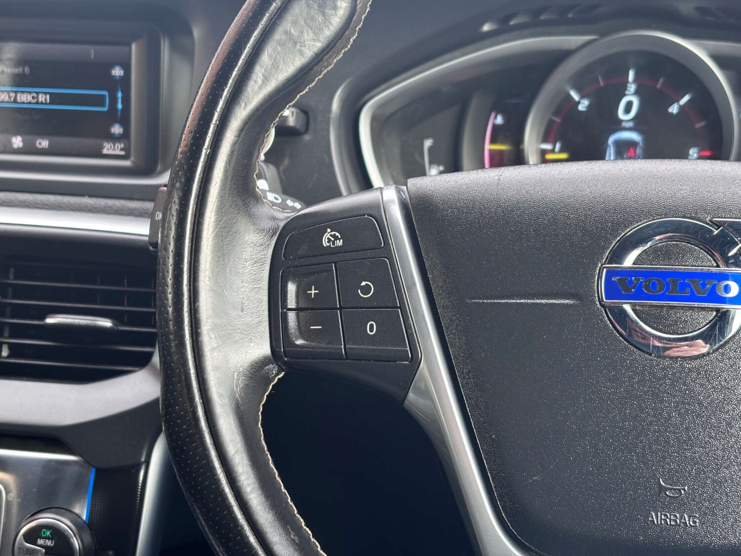 Used Volvo V40 2015 for sale - 77647615: Photo 45