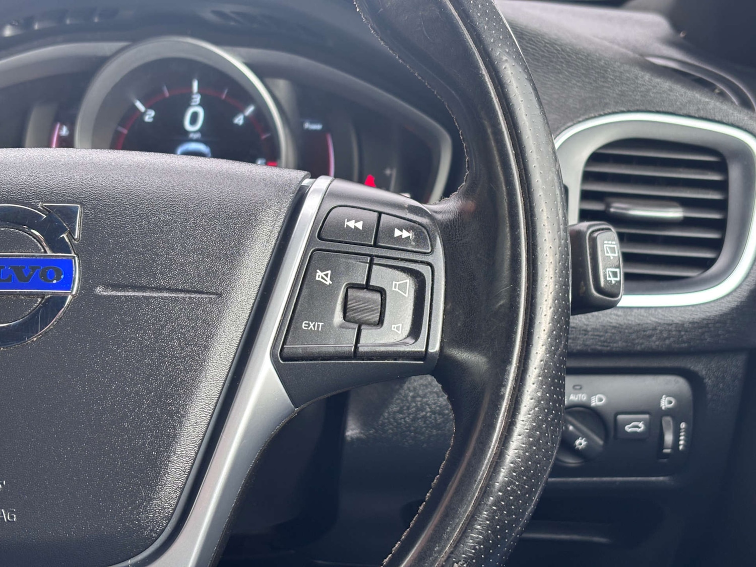 Used Volvo V40 2015 for sale - 78122070: Photo 46