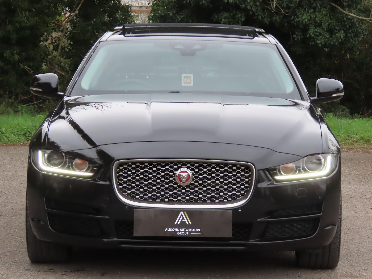 Used Jaguar XE 2017 for sale - 77909399: Photo 2