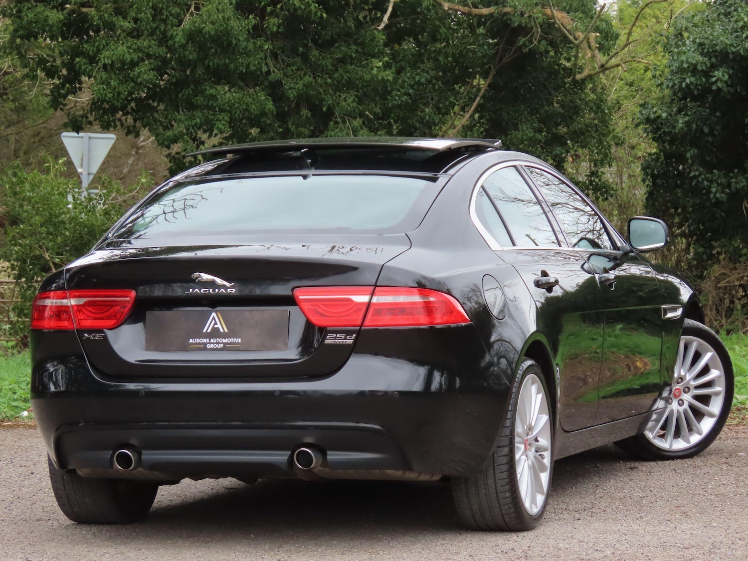 Used Jaguar XE 2017 for sale - 77909399: Photo 4