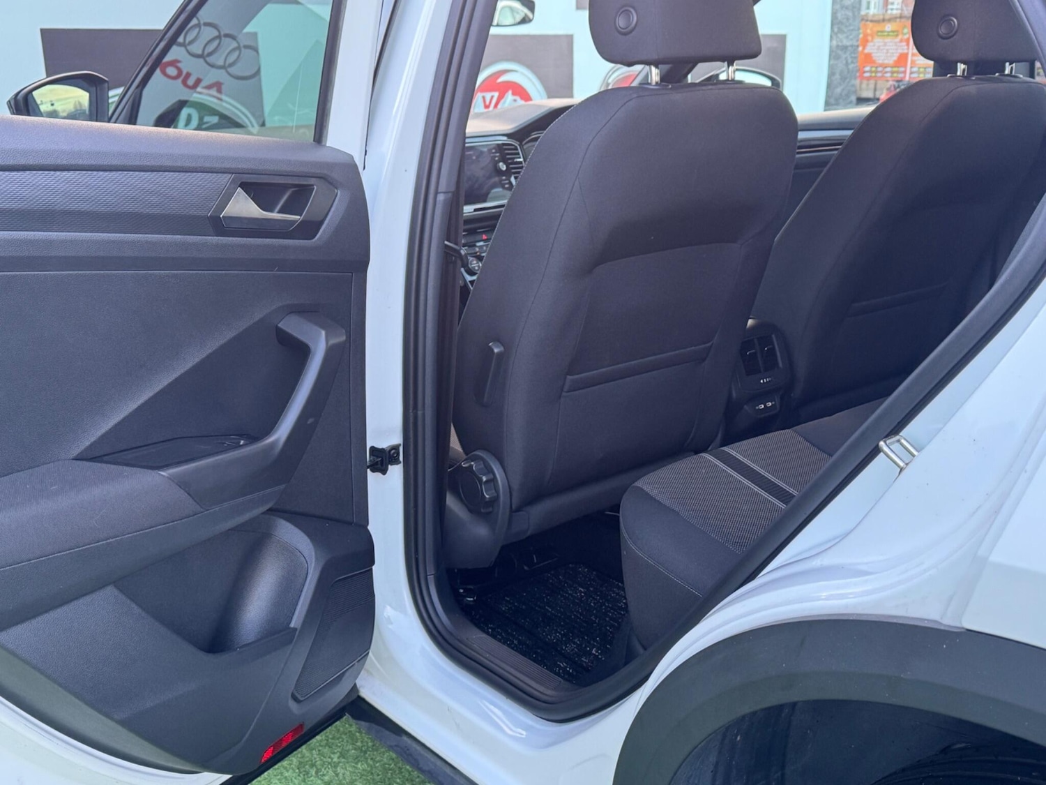 Used Volkswagen T-Roc for sale - 76646231: Photo 27