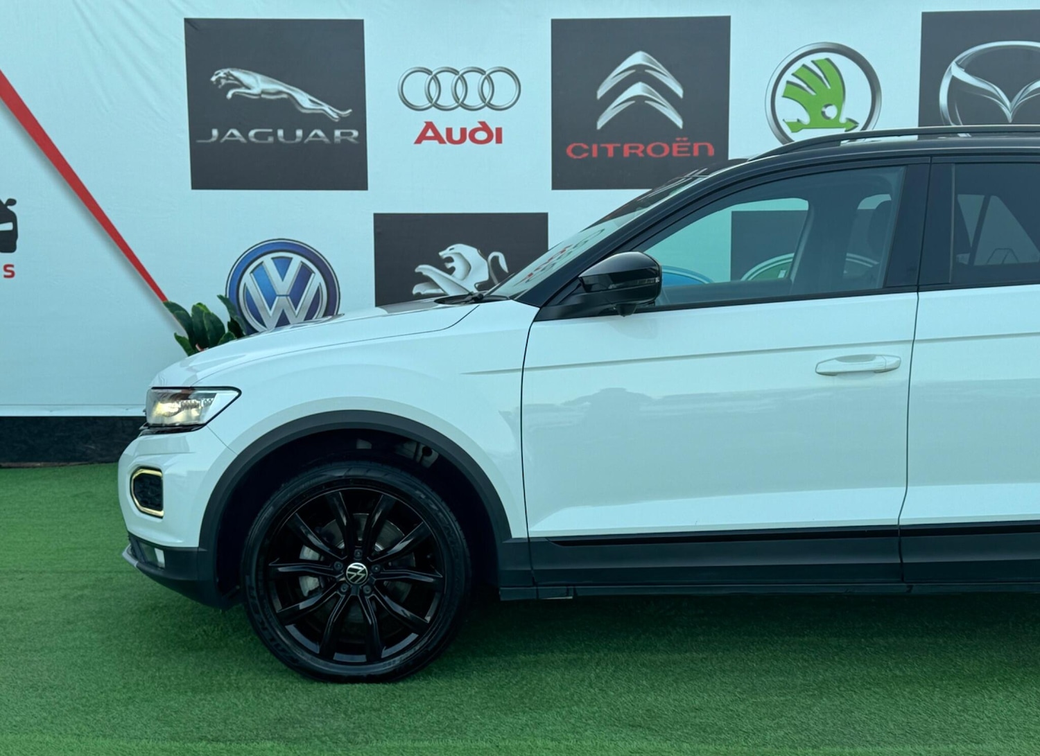 Used Volkswagen T-Roc for sale - 76646231: Photo 4