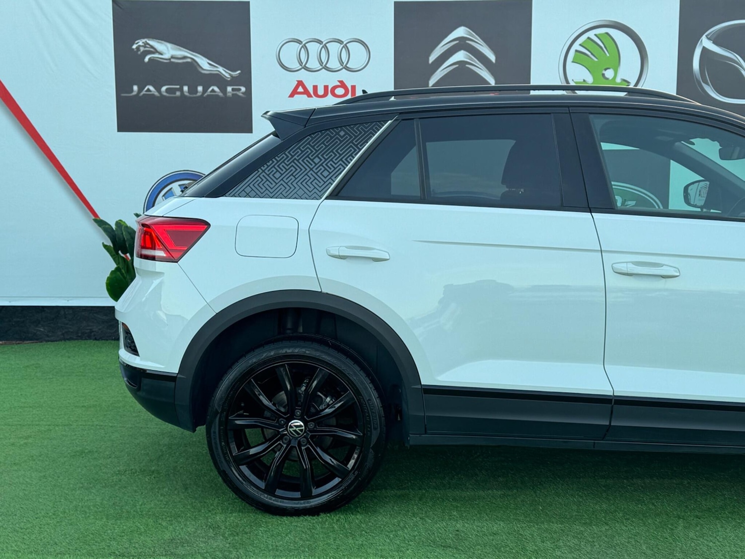 Used Volkswagen T-Roc for sale - 76646231: Photo 9