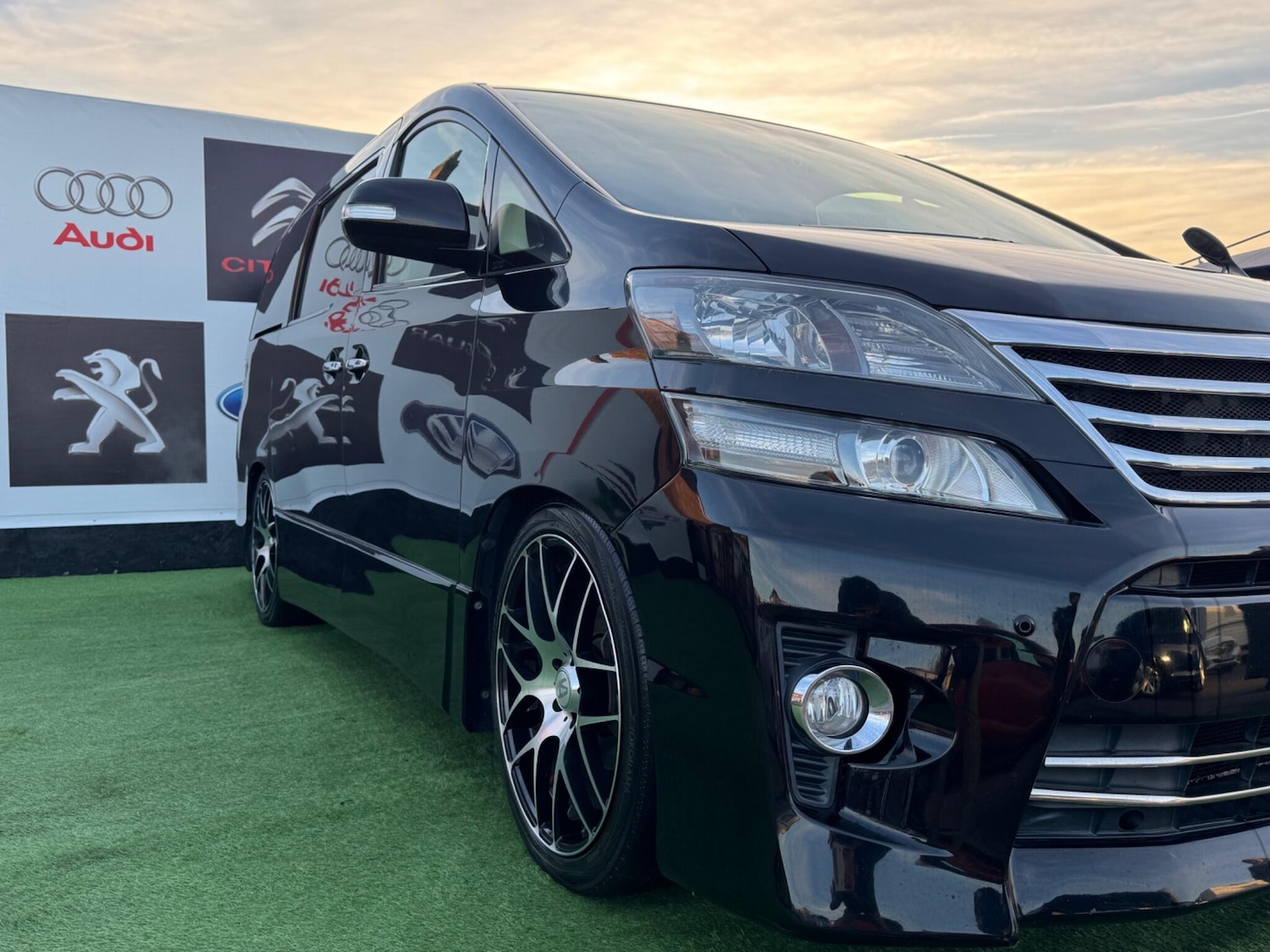 Used Toyota Vellfire for sale - 76996817: Photo 2