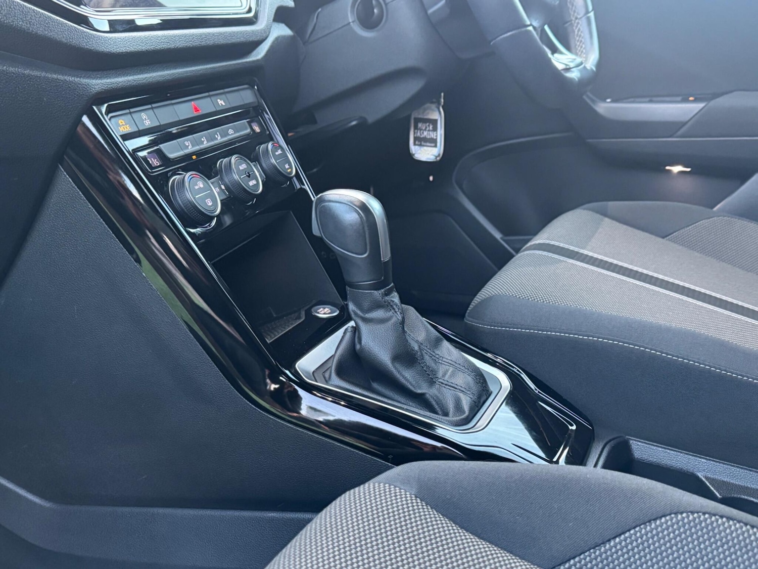 Used Volkswagen T-Roc for sale - 76997114: Photo 26