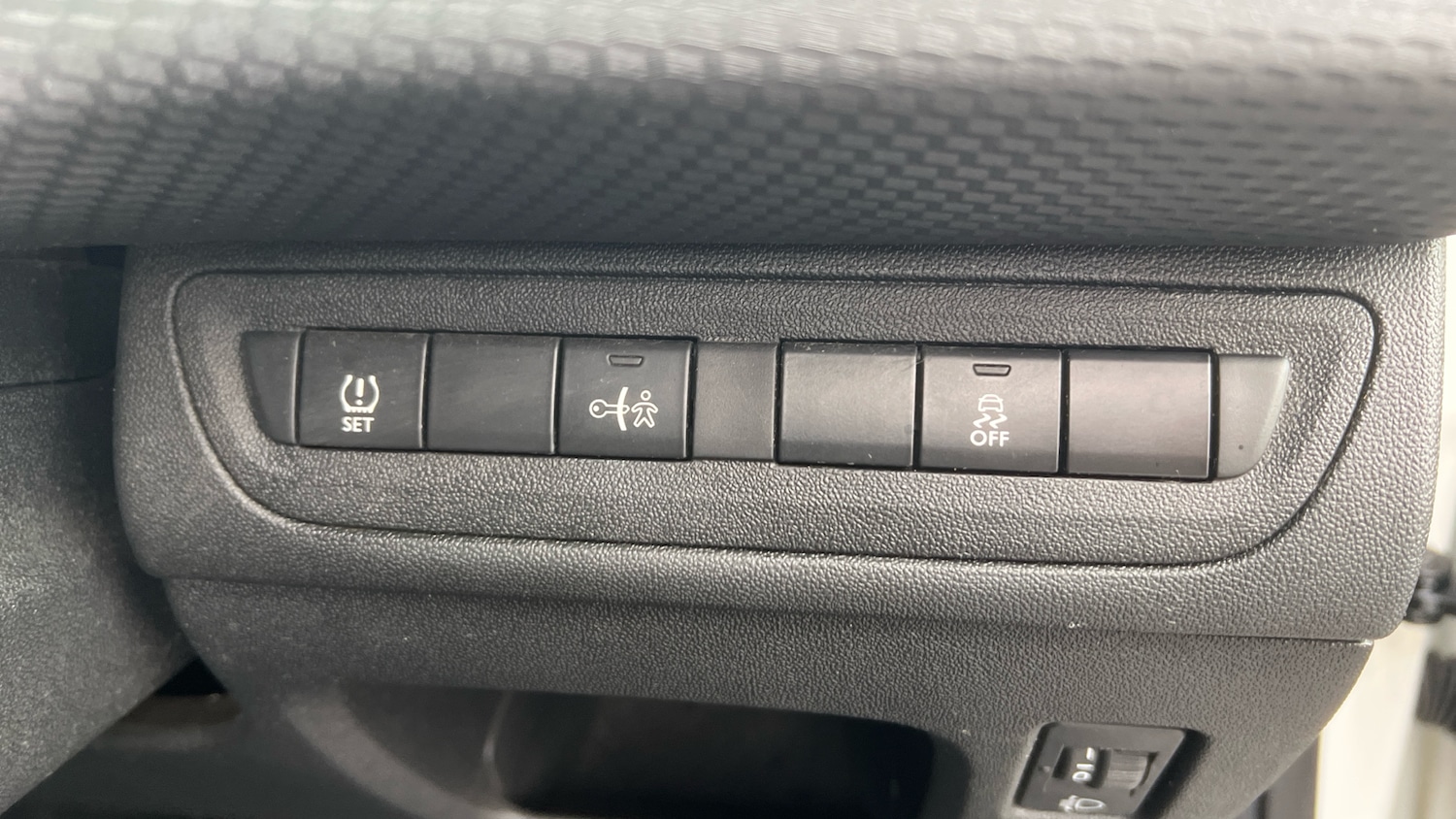 Used Peugeot 2008 2014 for sale - 77377945: Photo 15