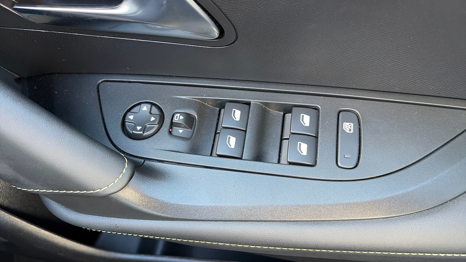Used Peugeot 2008 2022 for sale - 76352389: Photo 25