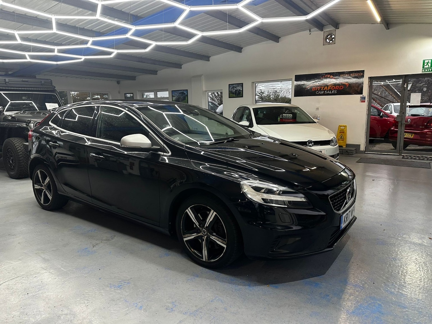 Used Volvo V40 2017 for sale - 76643441: Photo 2
