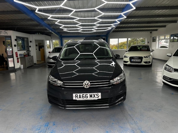 Used Volkswagen Touran 2017 for sale - 76253003: Photo 1