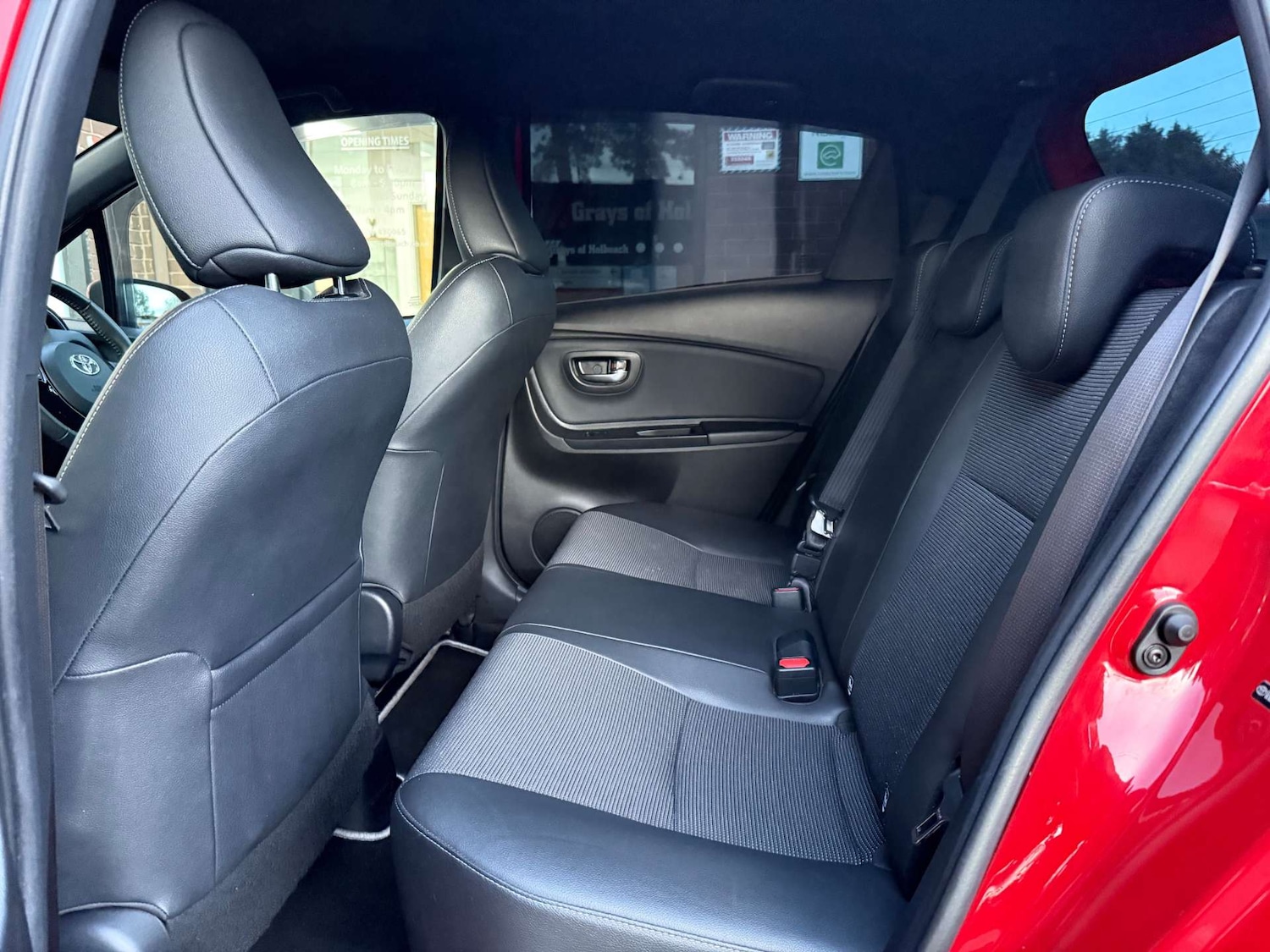 Used Toyota Yaris 2017 for sale - 76567740: Photo 11