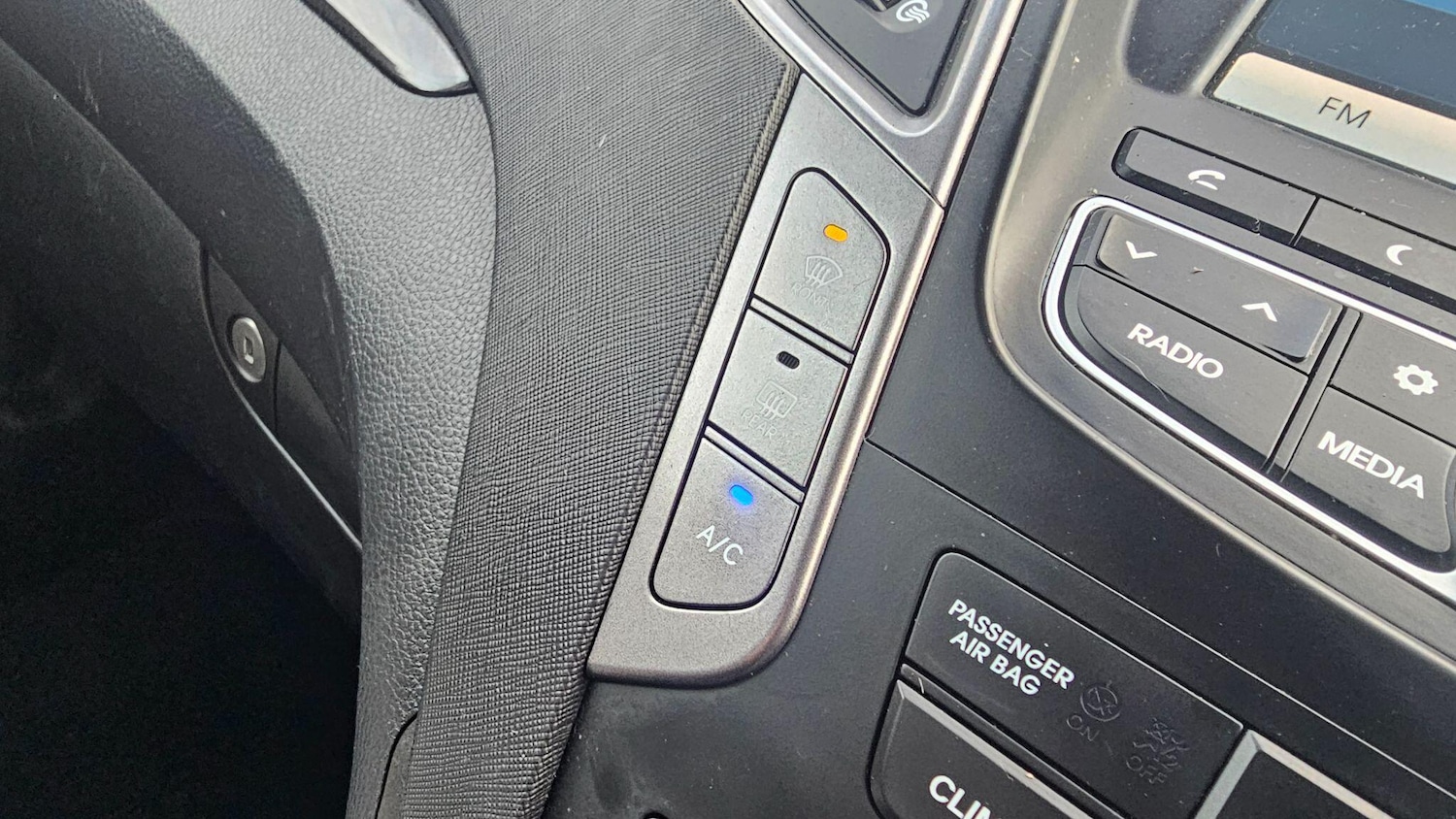 Used Hyundai Santa Fe 2015 for sale - 77049854: Photo 40