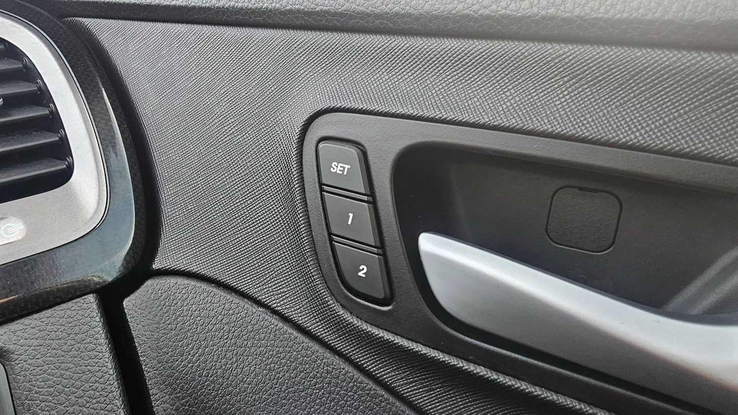 Used Hyundai Santa Fe 2015 for sale - 77049854: Photo 45