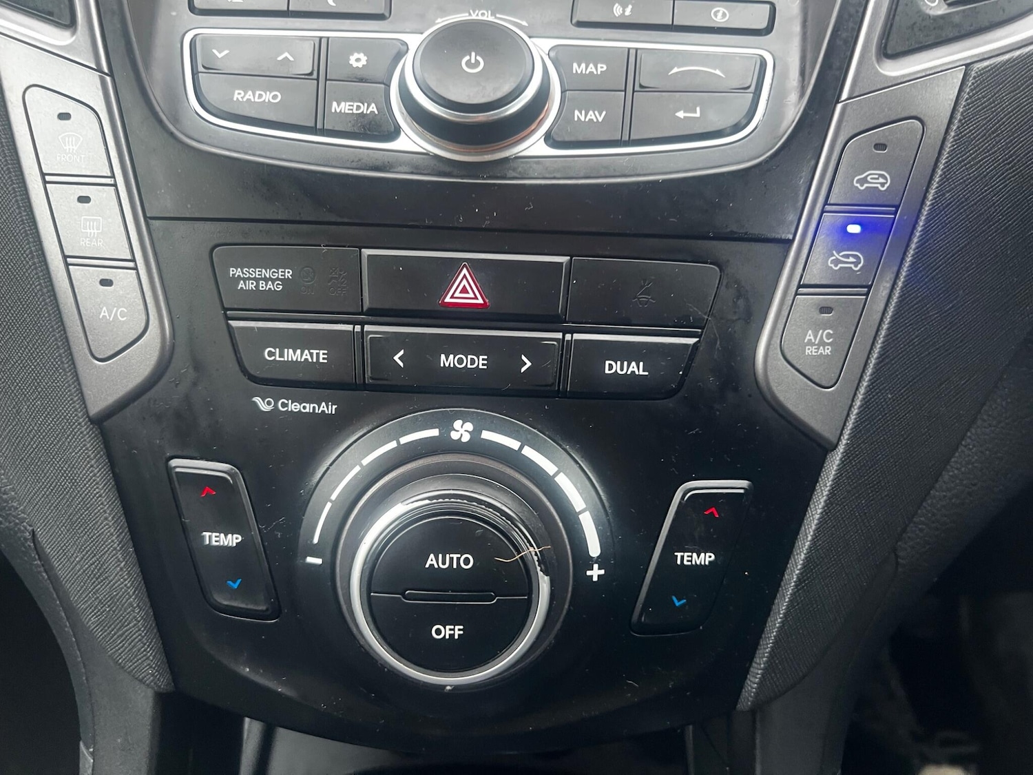 Used Hyundai Santa Fe 2015 for sale - 76926270: Photo 27