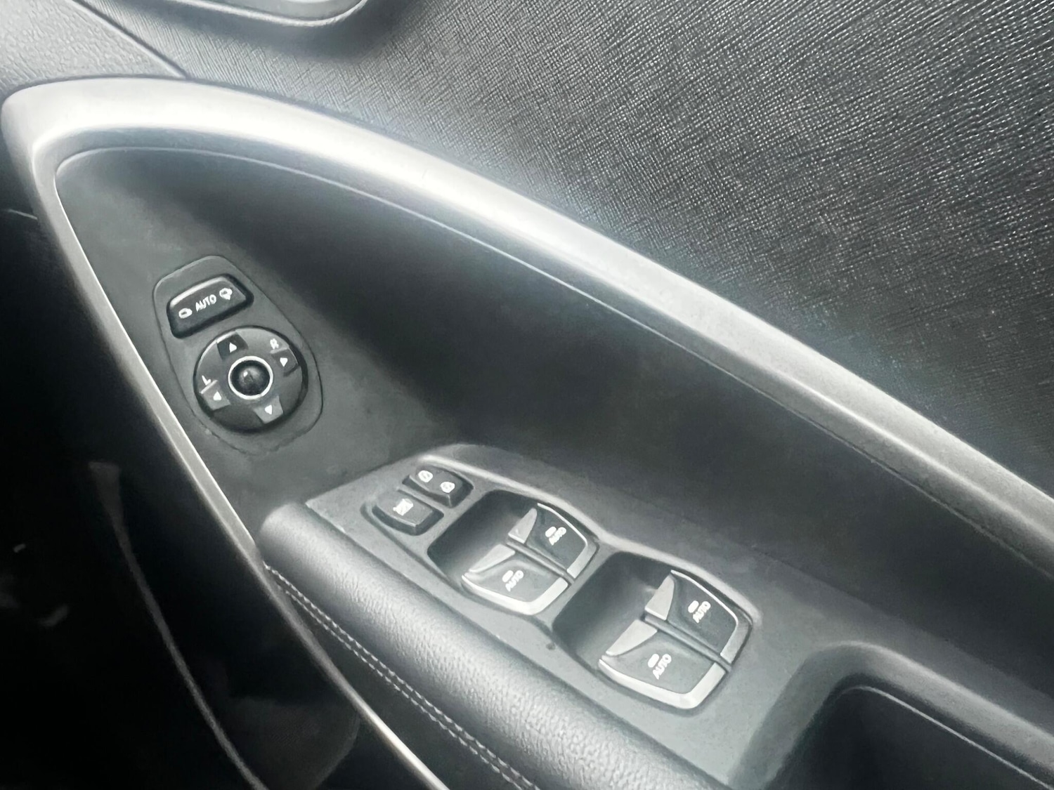 Used Hyundai Santa Fe 2015 for sale - 76926270: Photo 28