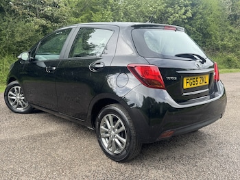 Used Toyota Yaris 2015 for sale - 78537102: Photo
