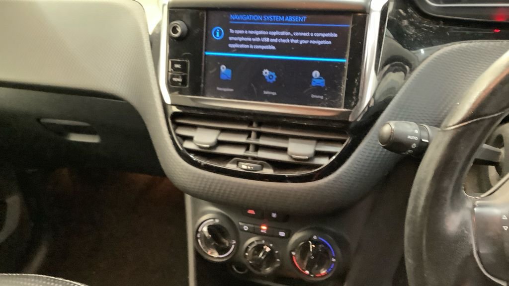 Used Peugeot 208 2017 for sale - 76604841: Photo 8