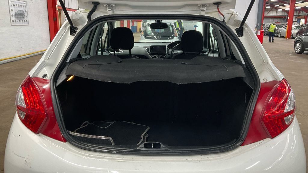 Used Peugeot 208 2015 for sale - 76739895: Photo 7