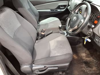 Used Toyota Yaris 2015 for sale - 79647936: Photo