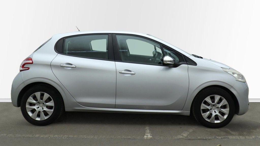 Used Peugeot 208 2012 for sale - 77053636: Photo 2