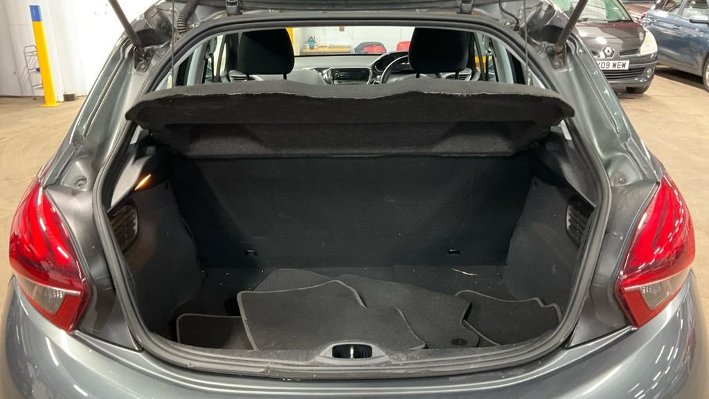 Used Peugeot 208 2015 for sale - 77720421: Photo 5