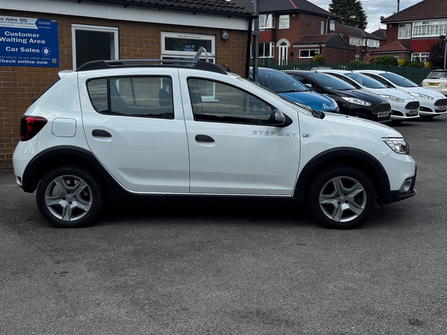 Used Dacia Sandero Stepway 2018 for sale - 76090076: Photo 2