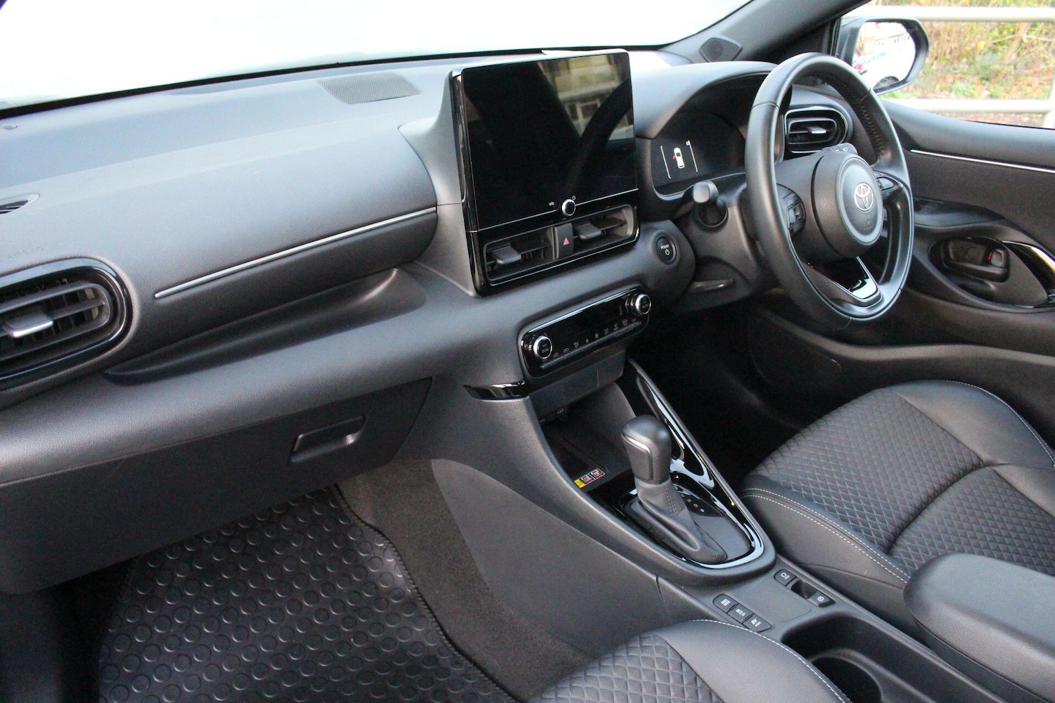 Used Toyota Yaris for sale - 76936374: Photo 2