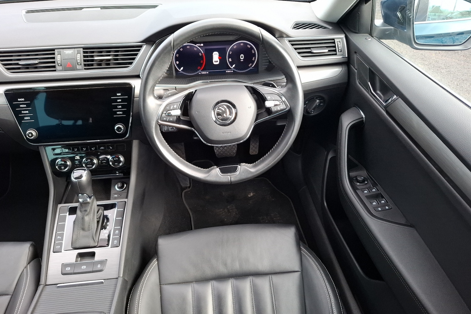 Used Skoda Superb 2022 for sale - 76777136: Photo 2