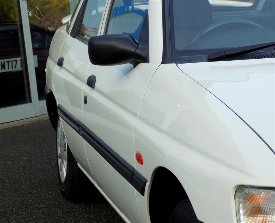 Used Ford Escort 1996 for sale - 76172529: Photo 2