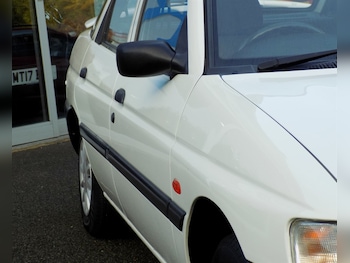 Used Ford Escort 1996 for sale - 76172529: Photo 2