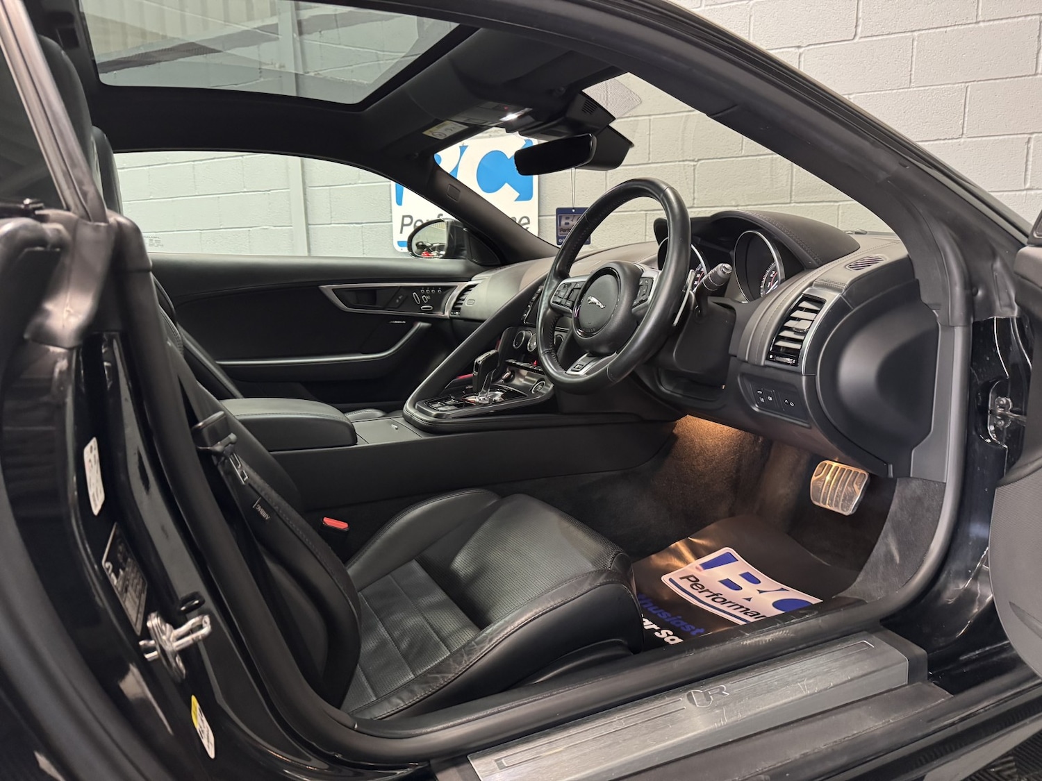 Used Jaguar F-Type 2017 for sale - 76237260: Photo 11