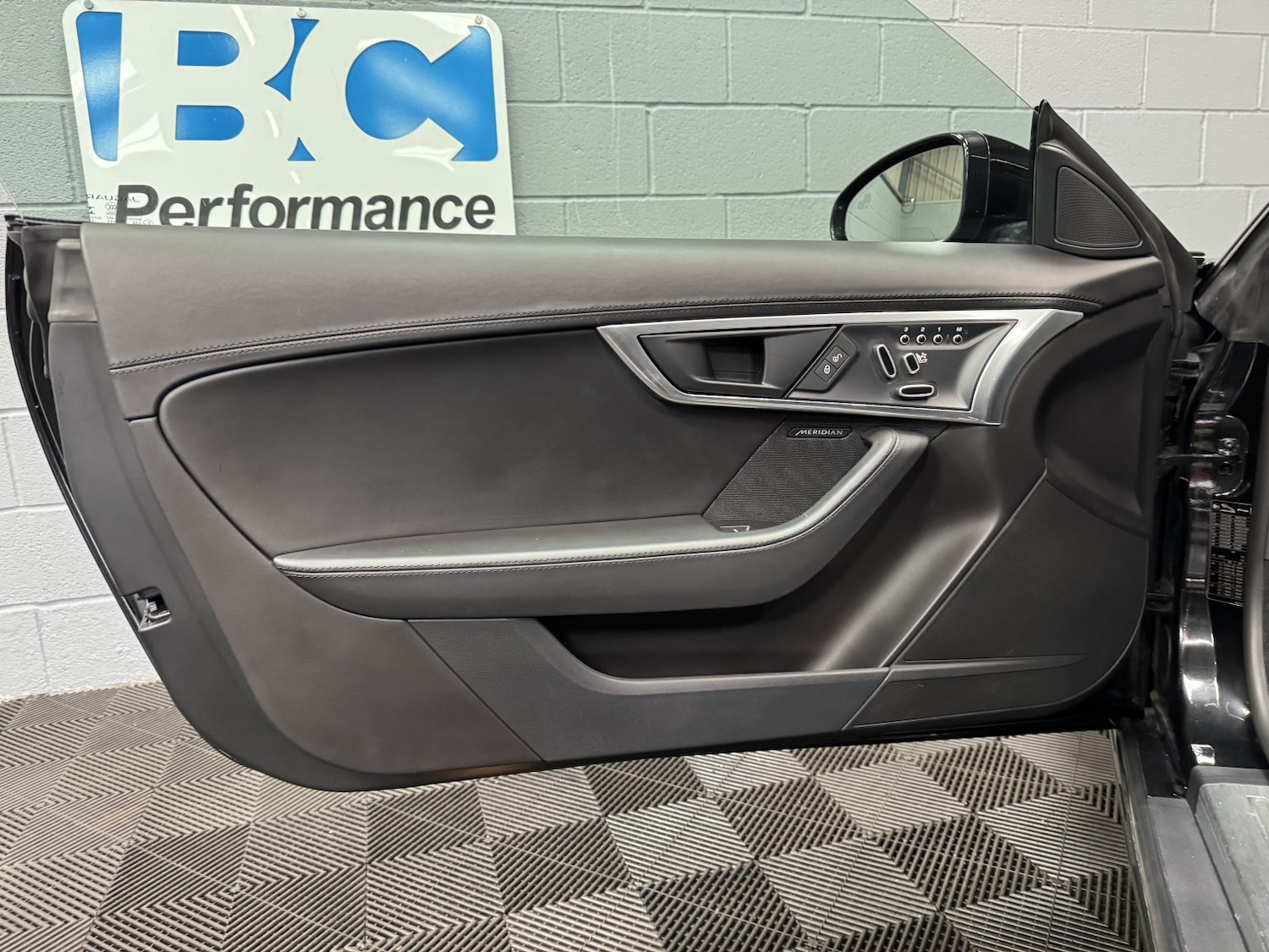 Used Jaguar F-Type 2017 for sale - 76237260: Photo 40