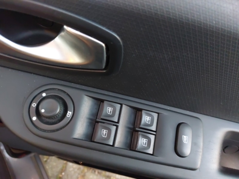 Used Renault Clio 2015 for sale - 76644091: Photo 11