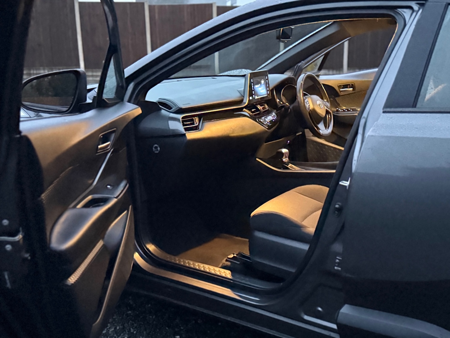 Used Toyota C-HR 2017 for sale - 77465466: Photo 3