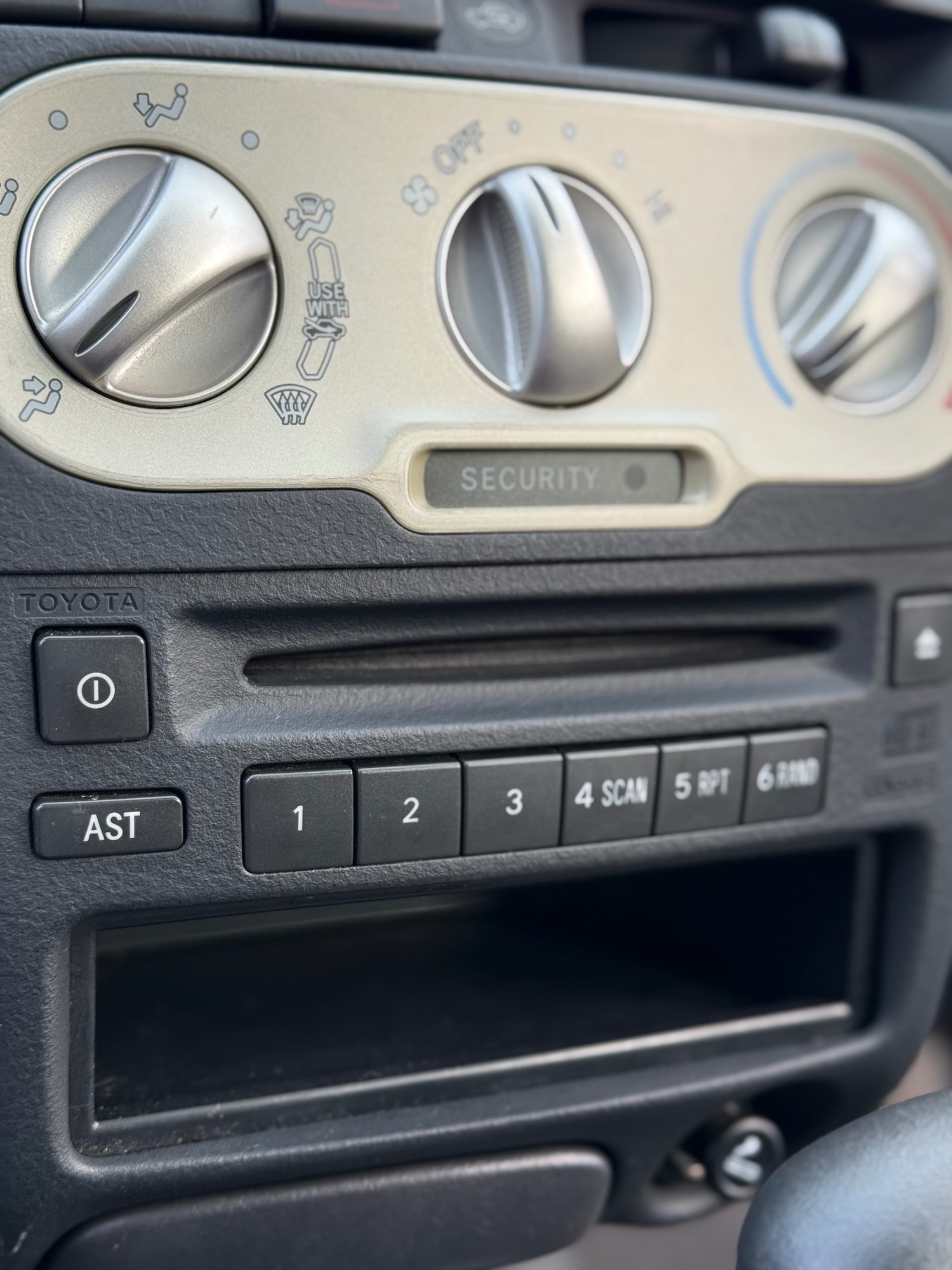 Used Toyota Yaris 2004 for sale - 77381162: Photo 25