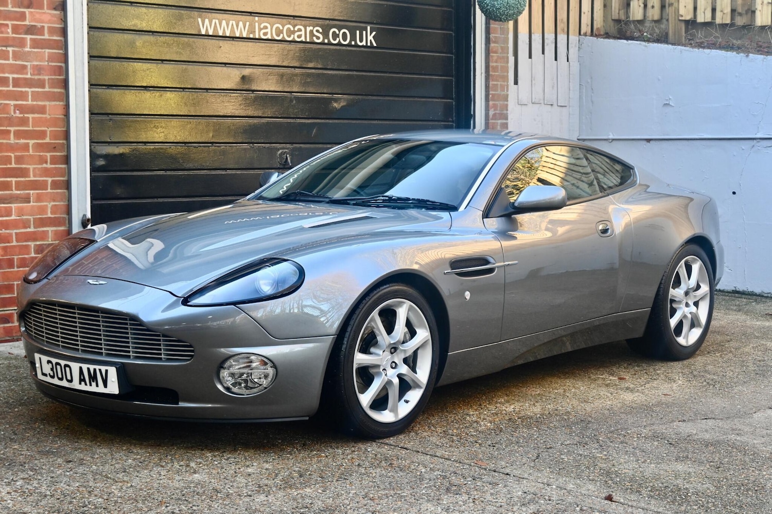 Used Aston Martin Vanquish 2004 for sale - 76780658: Photo 1