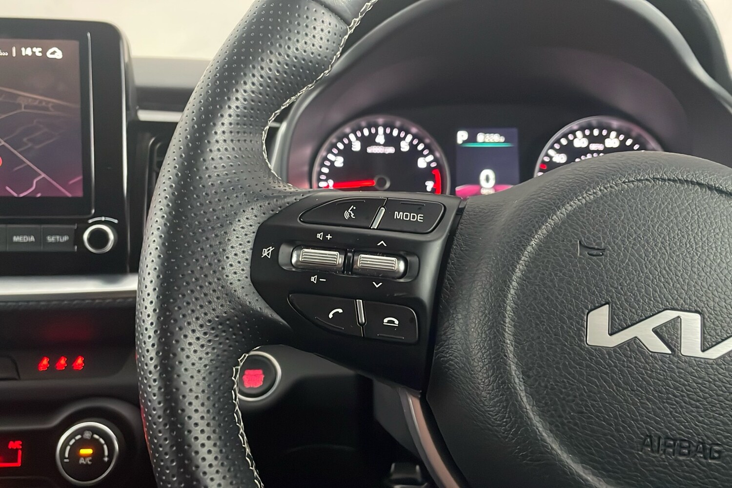 Used Kia Stonic 2023 for sale - 76316579: Photo 15