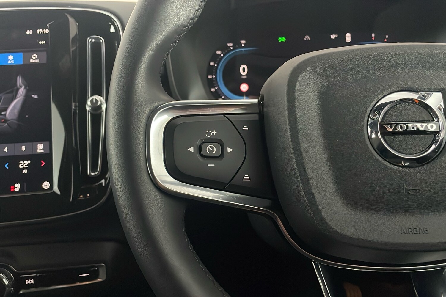 Used Volvo XC40 2023 for sale - 76257216: Photo 14