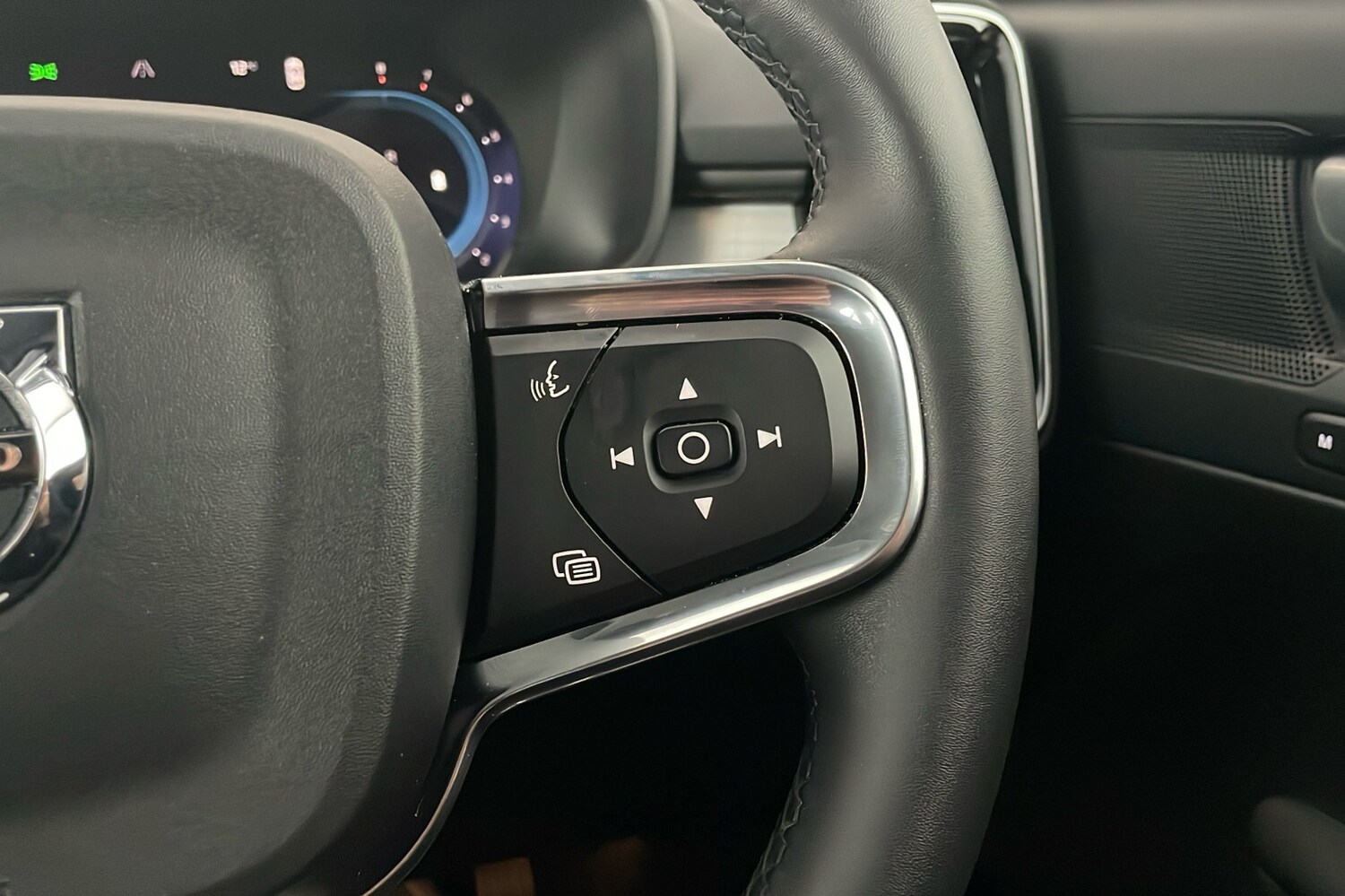 Used Volvo XC40 2023 for sale - 76257216: Photo 15