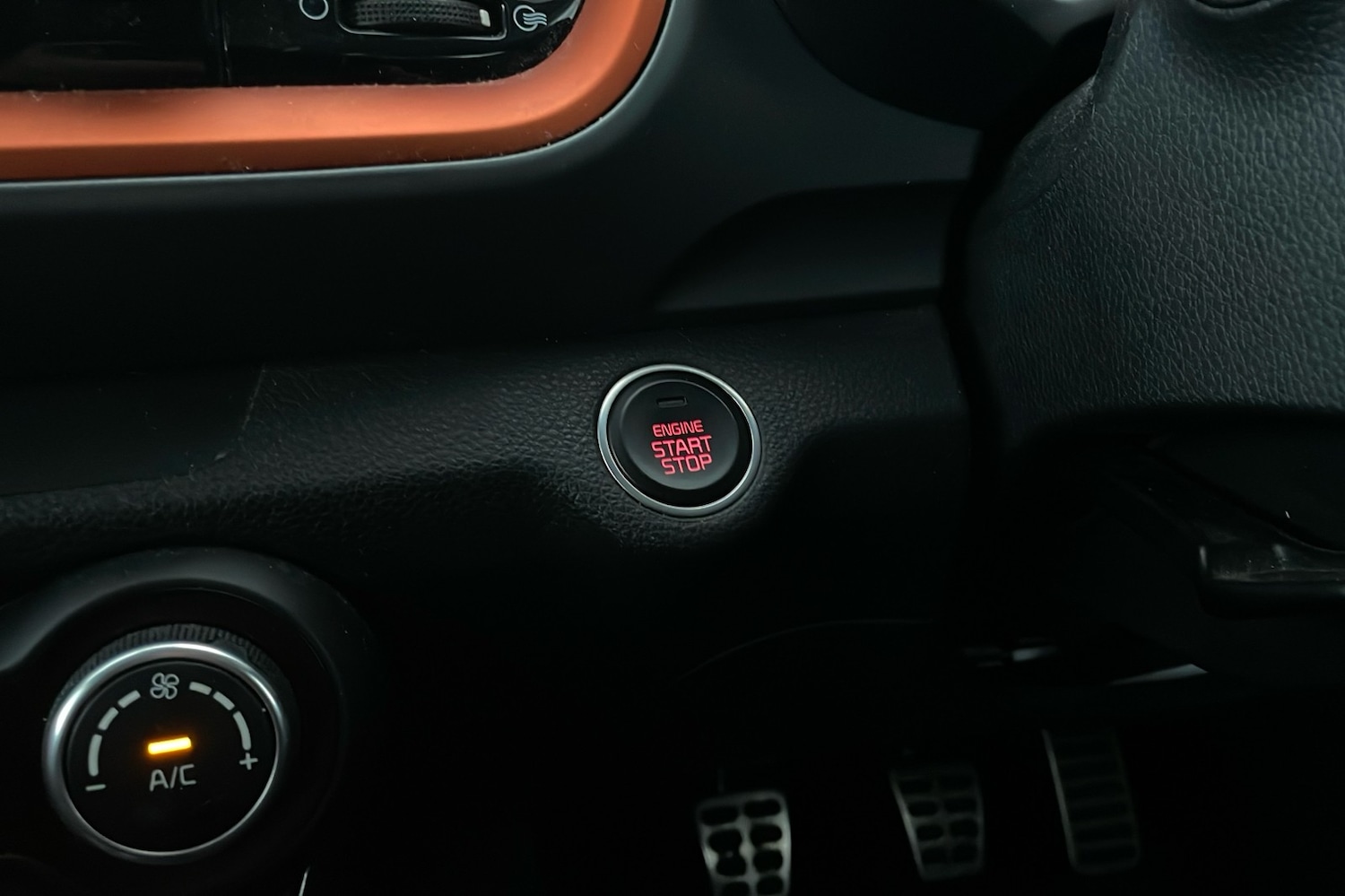 Used Kia Stonic 2018 for sale - 76380282: Photo 19