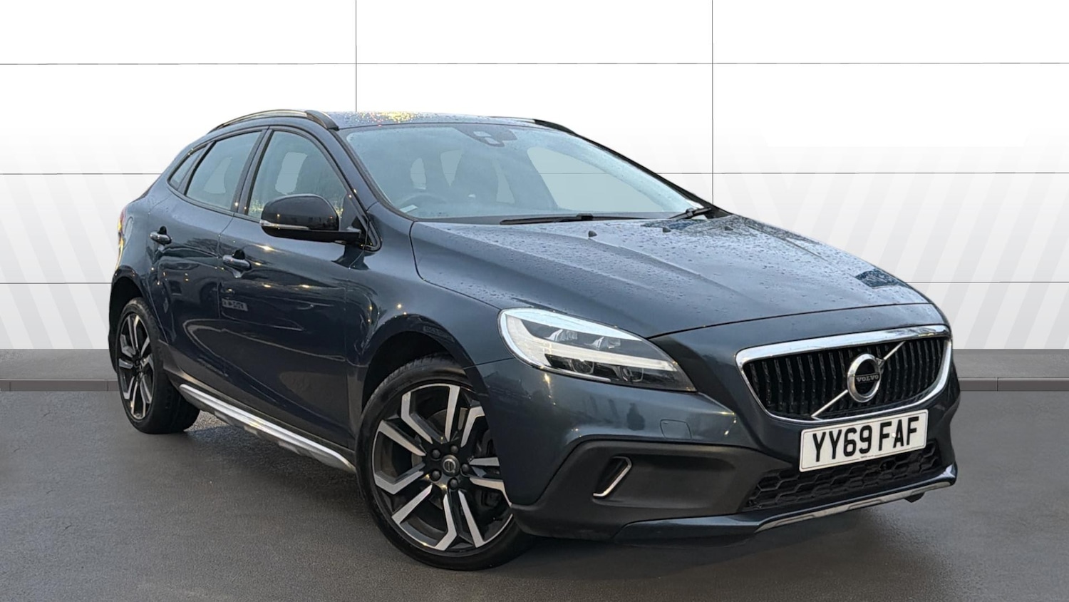 Used Volvo V40 2019 for sale - 76984622: Photo 1