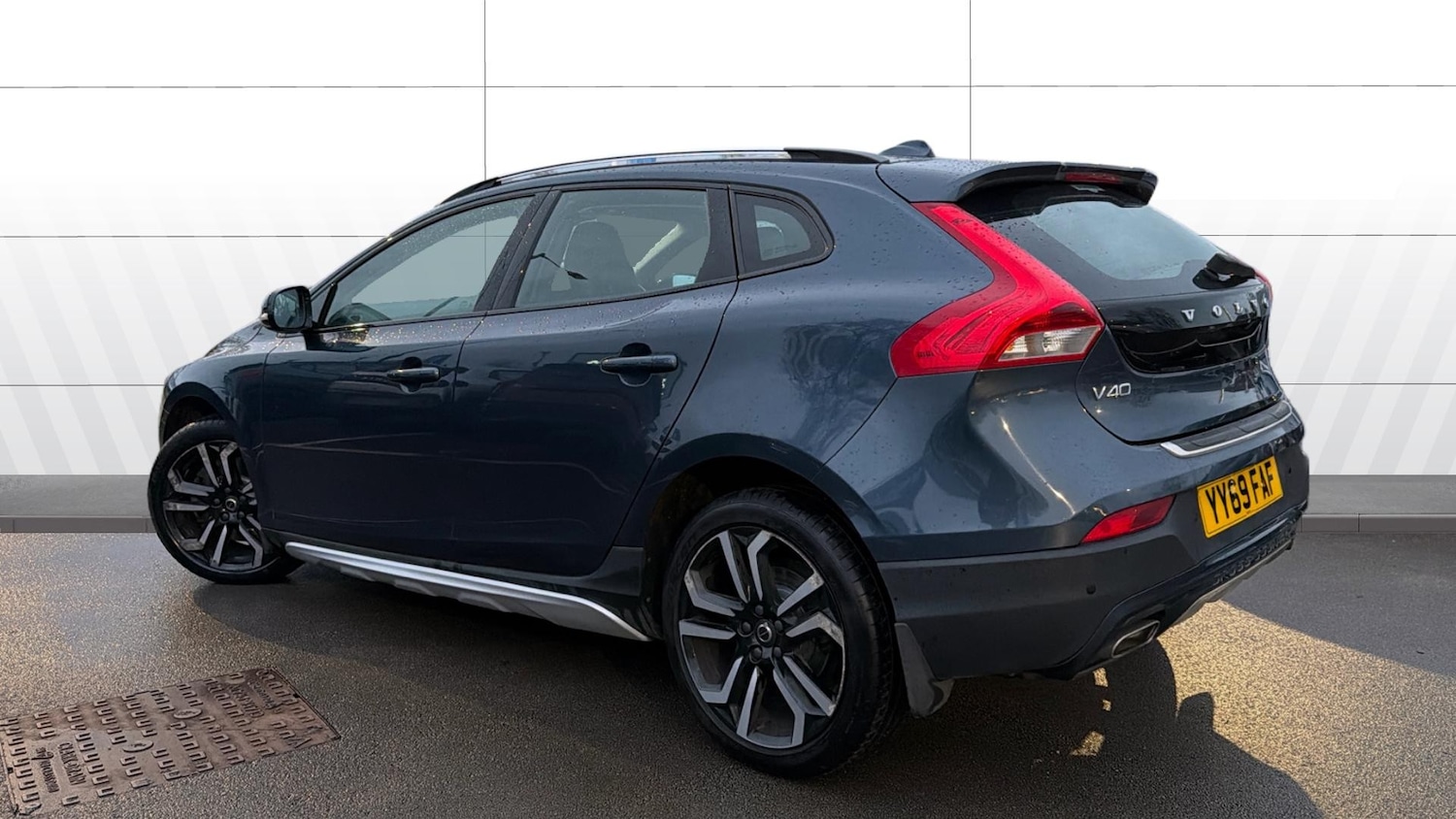 Used Volvo V40 2019 for sale - 76984622: Photo 2